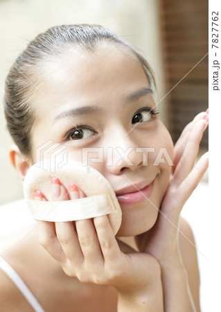 Young woman making up 7827762