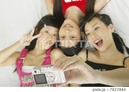 Young women taking photo of themselves Young women taking photo of themselves 7827884