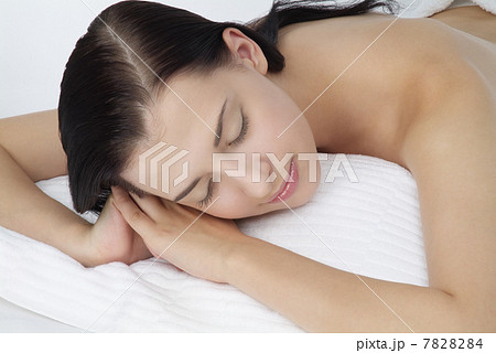 "Young woman lying on front,close up" 7828284