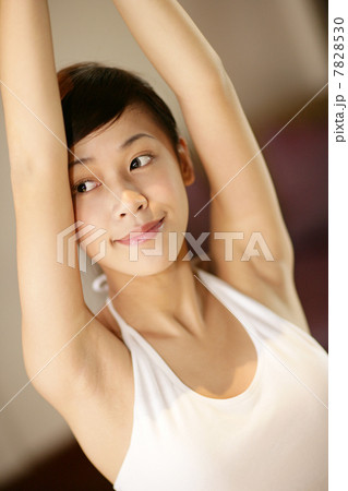 Young woman practising yoga 7828530