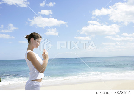 Young woman practicing yoga on the beach 7828614