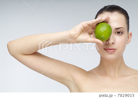 Close-up of young woman holding an orange 7829015