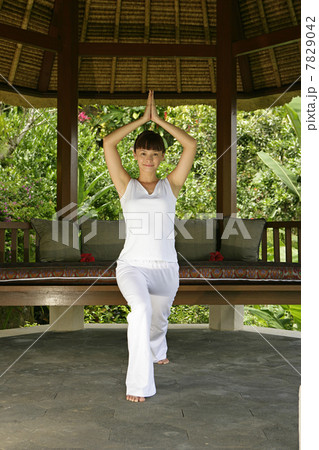 Young woman practising yoga 7829042