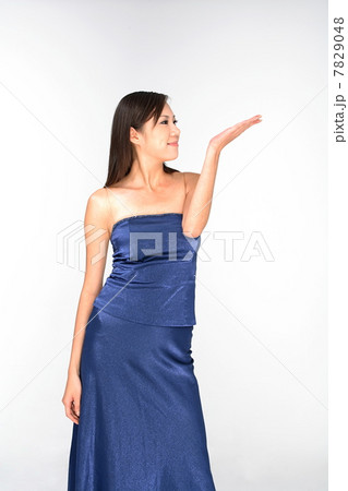 Side view of young woman standing 7829048