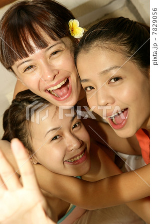 Three young women smiling 7829056