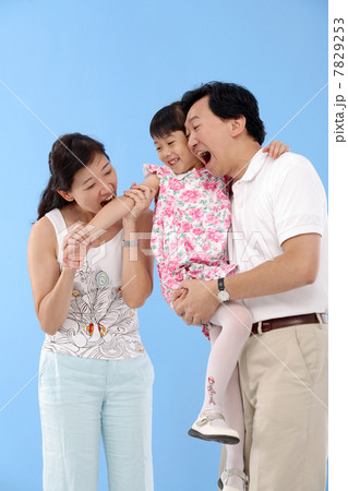 Portrait of young family Portrait of young family 7829253