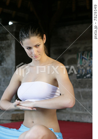 Young woman practising yoga 7829349
