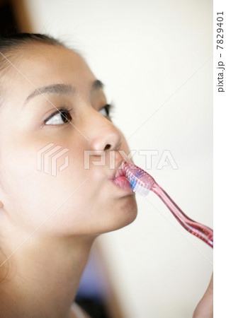 Young woman brushing teeth 7829401