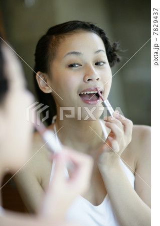 Young woman making up Young woman making up 7829437