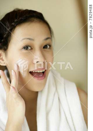 Young woman making up Young woman making up 7829488