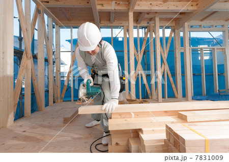材木を切る大工 7831009