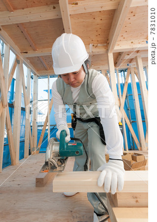 材木を切る大工 材木を切る大工 7831010