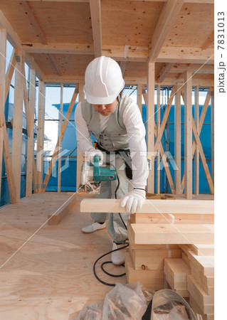材木を切る大工 7831013