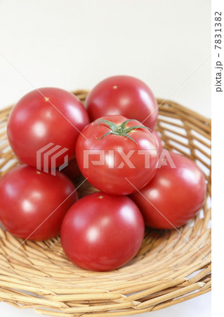 籐カゴに乗った完熟トマト 7831382