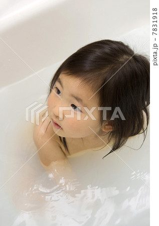 お風呂に入る幼児 7831918