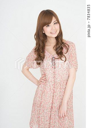 若い女性（夏） 7834835