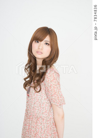 若い女性（夏） 7834836