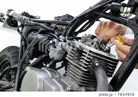 バイクの整備 7834956