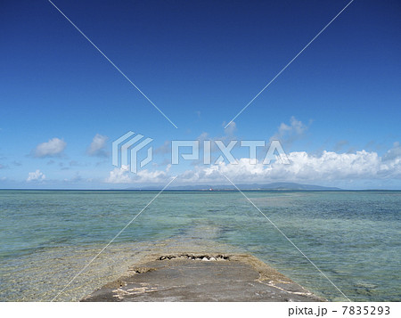 竹富島の西桟橋 先端部分 美しい海 美ら海の写真素材