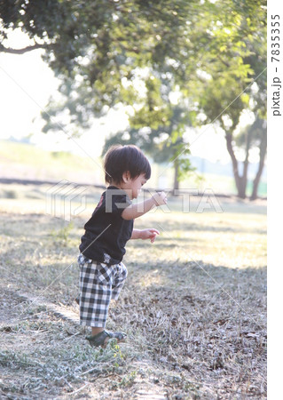 公園で遊ぶ子供 7835355