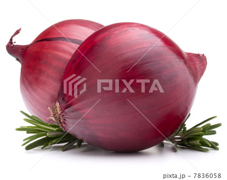 red onion and rosemary leaves 7836058