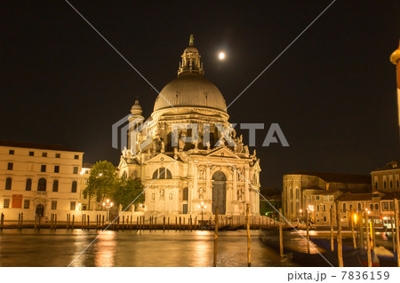 サンタ マリア デッラ サルーテ聖堂夜景 イタリア ベネチア の写真素材