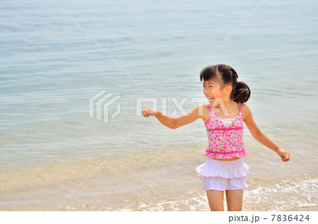 海水浴を楽しむ女の子 海水浴を楽しむ女の子 7836424