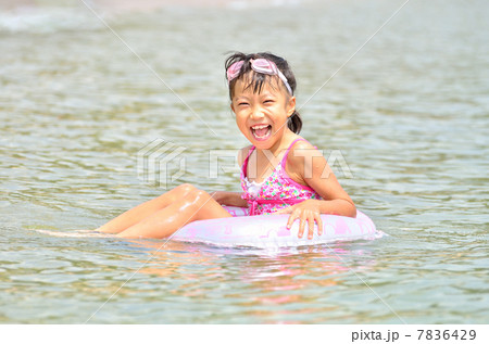 海水浴を楽しむ女の子 海水浴を楽しむ女の子 7836429