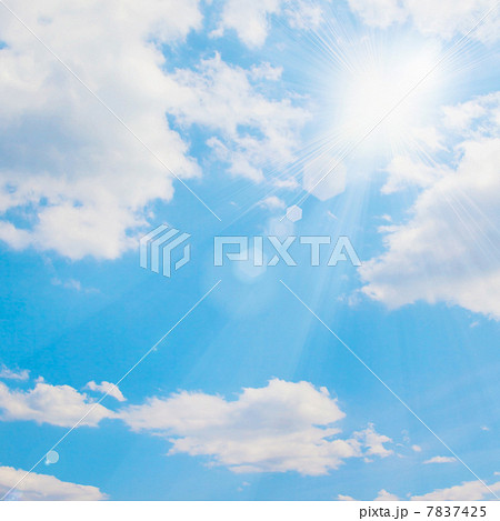 青空と雲間の太陽 7837425