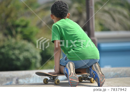 スケートボードをする少年 スケートボードをする少年 7837942