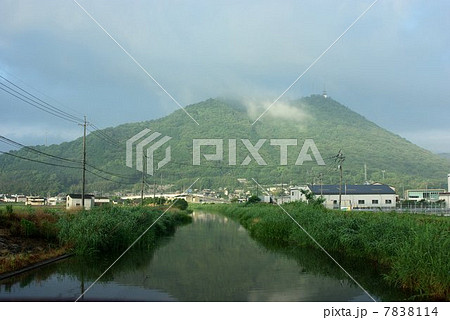 児島湖に映る薄曇りの逆さ児島富士(常山) 児島湖に映る薄曇りの逆さ児島富士(常山) 7838114