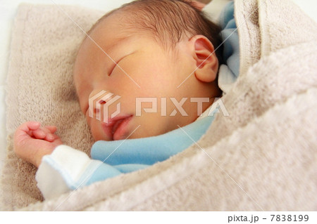 産まれたての赤ちゃん（寝顔） 7838199