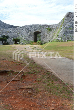 世界遺産・座喜味城跡の「二の郭の城門」(沖縄県中頭郡読谷村) 世界遺産・座喜味城跡の「二の郭の城門」(沖縄県中頭郡読谷村) 7840720