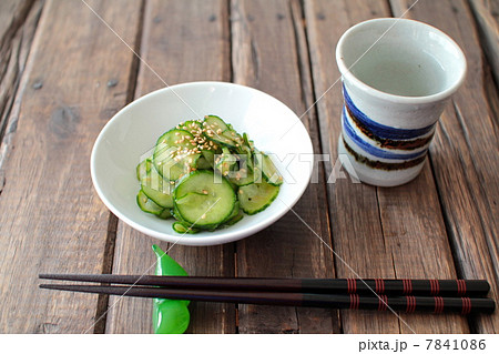 家庭で作ったキュウリの酢の物と日本酒の晩酌セット 家庭で作ったキュウリの酢の物と日本酒の晩酌セット 7841086