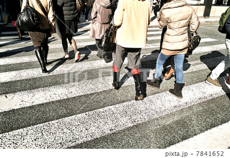 横断歩道を行く通行人 7841652