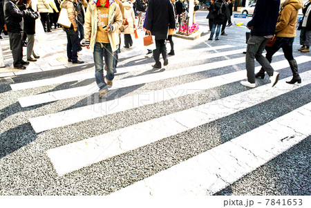 横断歩道を行く通行人 7841653