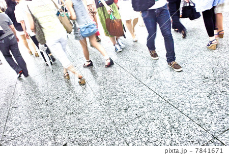 商店街を行く買い物客 7841671