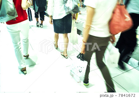 商店街を行く買い物客 商店街を行く買い物客 7841672
