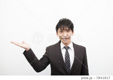 案内するビジネスマン 7841917