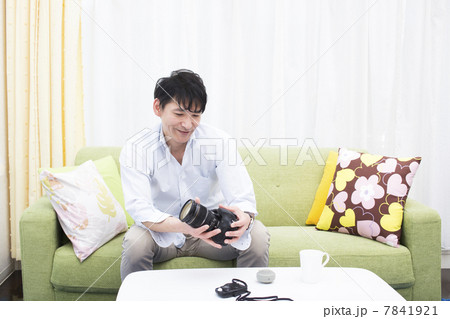 カメラの手入れをするミドル男性 7841921