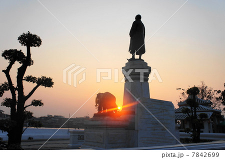 朝日がまぶしいワットアルン 7842699