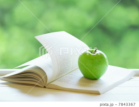 本とりんご 7843367