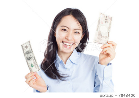 紙幣を持った女性 7843400