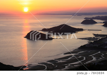 香川県三豊市、七宝山系から見た瀬戸内の夕日 7843694