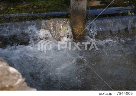 水路の滝 7844009
