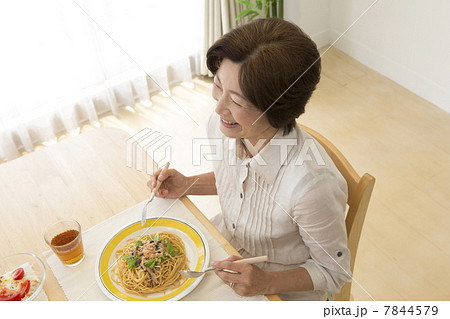 シニア女性食卓イメージ 7844579