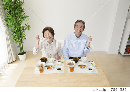 シニア夫婦食卓イメージ 7844585
