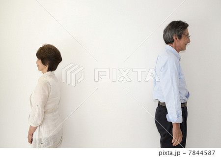 シニア夫婦後ろ向きイメージ 7844587