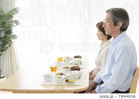 シニア夫婦の食卓イメージ 7844656