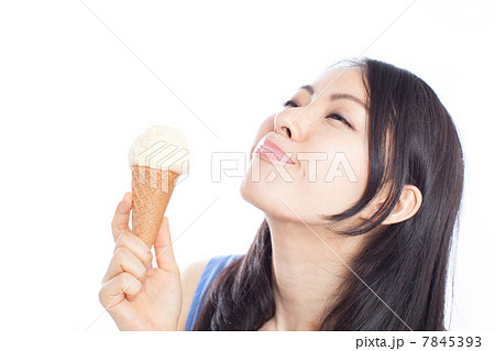 アイスクリームを食べる女性 アイスクリームを食べる女性 7845393